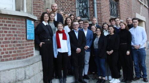 Gruppenfoto vor der St&auml;ndigen Vertretung des Landes Th&uuml;ringen