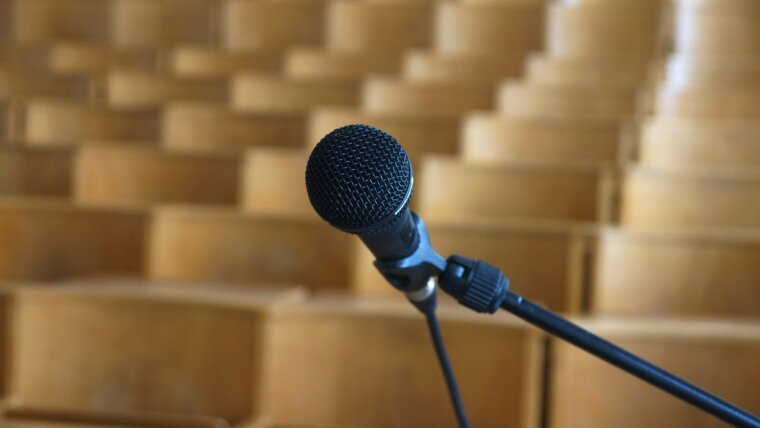 Mikrofon in einem Hörsaal im Hauptgebäude der Universität Jena