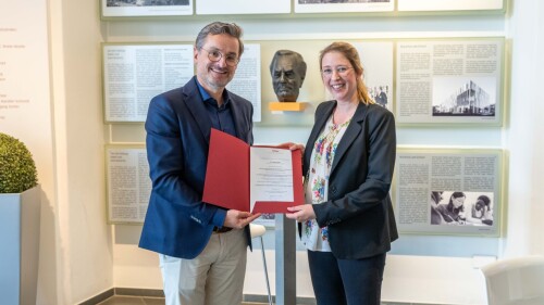 Prof. Gr&uuml;nberger &uuml;berreicht Habilitationsurkunde an Prof. Anika Klafki