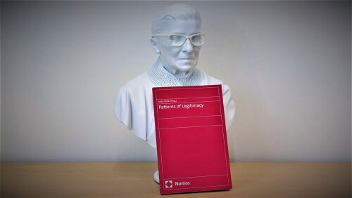 Buch vor B&uuml;ste von Ruth Bader Ginsburg