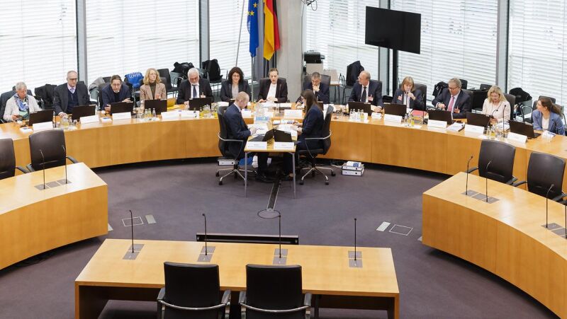 Der Bundeswahlausschuss tagt im Saal 3.101 im Marie-Elisabeth-Lüders-Haus in Berlin.