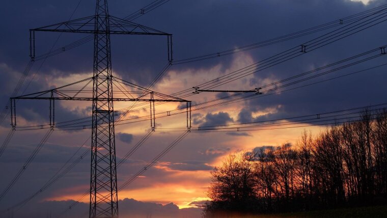 Hochspannungsmast nahe Gera im Abendlicht
