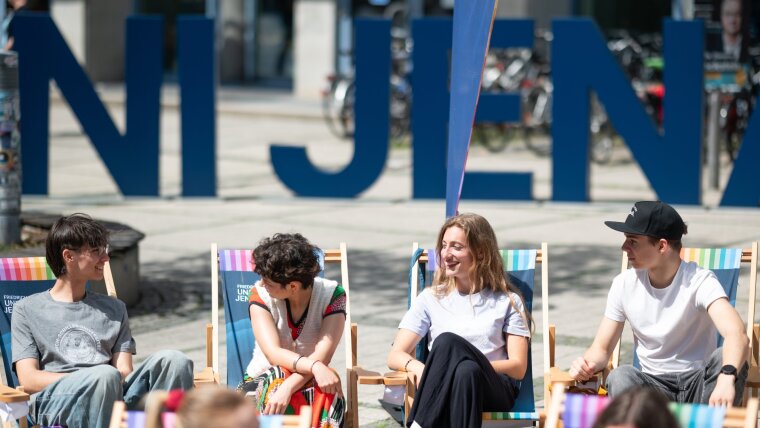 Studierende am Campus Ernst Abbe Platz