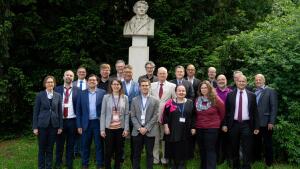 Gruppenfoto vor dem Denkmal für Paul Johann Anselm Feuerbach am Fürstengraben in Jena