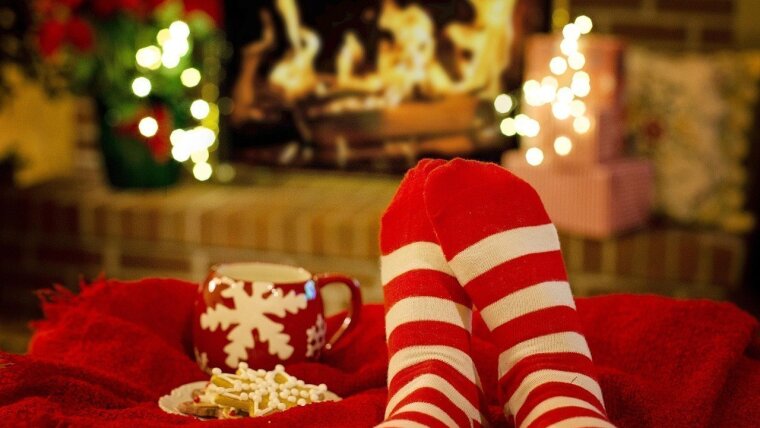 Weihnachtliche Stimmung am Kamin