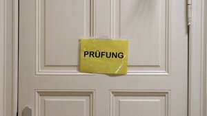 Ein Schild mit der Aufschrift "Prüfung".