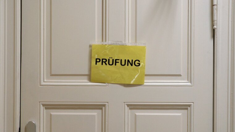 Ein Schild mit der Aufschrift "Prüfung".