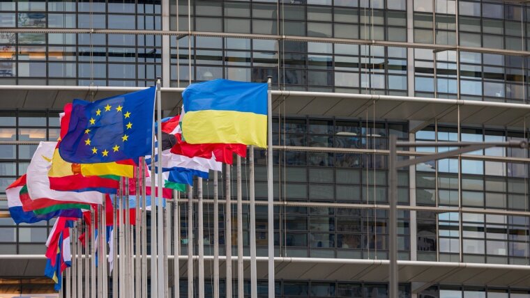 Vor dem Gebäude des Europäischen Parlaments in Straßburg flattern die Flaggen der 27 EU-Mitgliedsstaaten sowie die Europafahne und die Flagge der Ukraine