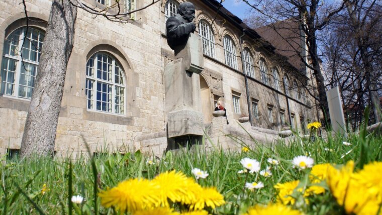 Hauptgebäude der Universität
