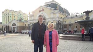 Prof. Dr. Ludmila Maiorova, Dekanin der SibFU, und Prof. Schramm vor  dem historischen Bahnhofsgebäude