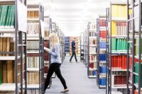 Zwischen Bücherregalen