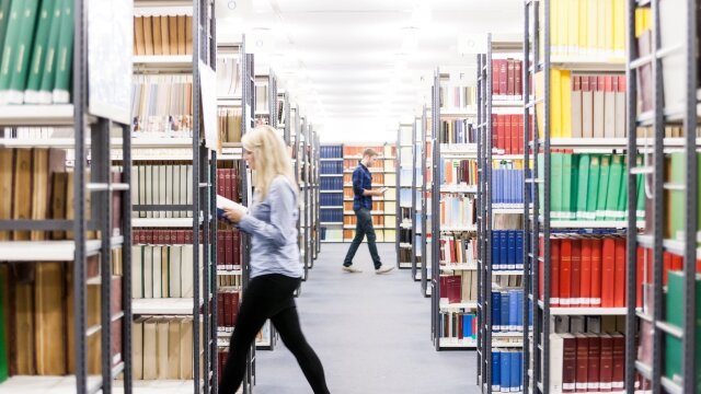 Zwischen Bücherregalen