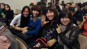 Ausländische Studierender sitzen in der Aula
