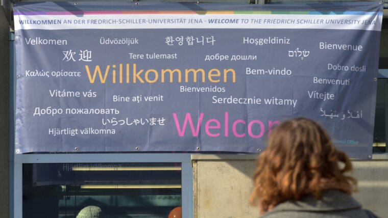Banner mit der verschiedensprachigen Aufschrift "Willkommen"