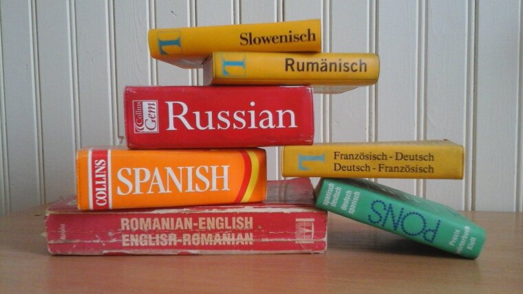 Ein Stapel von Wörterbüchern verschiedener Sprachen