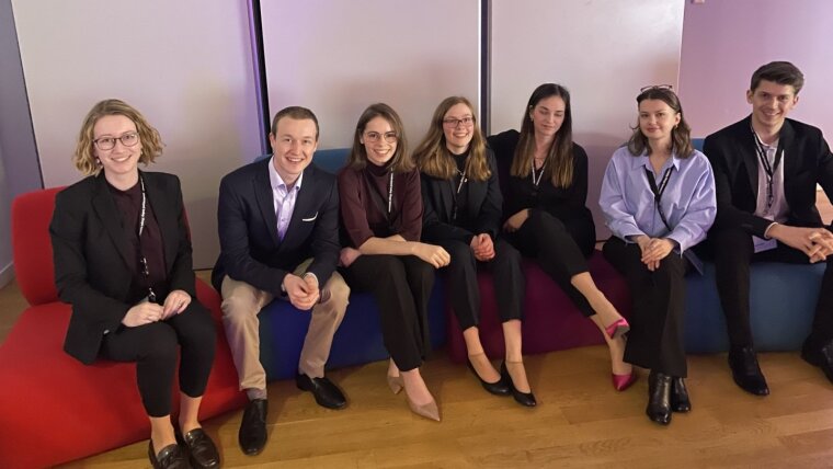 Jena's 2022/23 team: coach Maira Sophie Müller, Paul Naumann, Katharina Preller, Anna Lochte, Saskia Hitschold, coach Polina Kulish and coach Maximilian Beyer (f. l. t. r.)