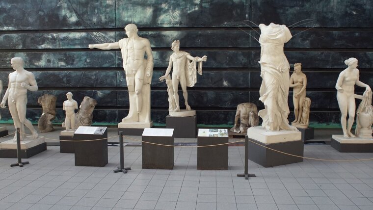 Foyer des Fakultätsgebäudes