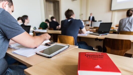 Buch auf Tisch