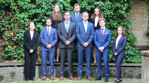 Gruppenfoto des Teams der Universität Jena für den Vis Moot Court 2023/2024 mit Coaches